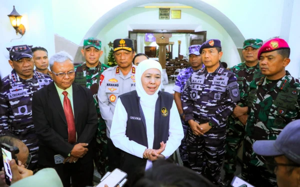 Thumbnail Berita - Momen Gubernur Khofifah Disambut Penuh Keakraban saat Tinjau Sejumlah Gereja di Surabaya