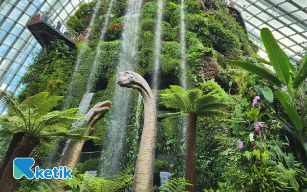 Thumbnail Berita - [FOTO] Liburan ke Singapura, Eksplor  Garden by the Bay Ada Jurassic World Hingga Air Terjun Buatan Tertinggi di Dunia