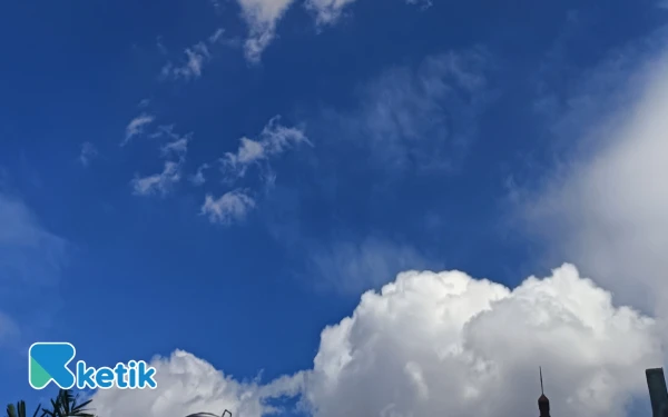 Thumbnail Berita - Cuaca Kota Surabaya 26 Desember 2025 Diprakirakan Hujan Ringan, Ponorogo Berawan