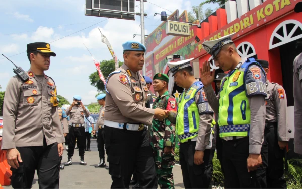 Thumbnail Berita - Tim Biroprovos Divpropam Mabes Polri Kunjungi Pos Pelayanan Alun-Alun Polres Kediri Kota