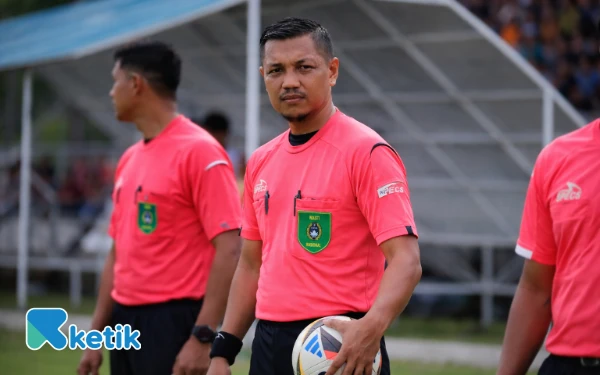 Thumbnail Berita - Peluit, Iman, dan Kesabaran Perjalanan Farly Candra di Sepak Bola