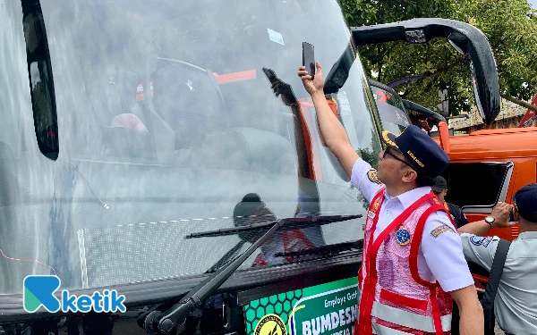 Thumbnail Berita - Liburan Aman, Kemenhub Ingatkan Wajib Cek Uji KIR Sebelum Menyewa Bus Pariwisata
