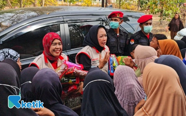 Thumbnail Berita - Dua Srikandi DPD PDI Perjuangan Lampung Pimpin Penyaluran Bantuan Banjir di Pidie Jaya