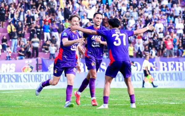 Thumbnail Berita - Kado Indah Akhir Tahun, Persik Kediri Bekuk Persis Solo 2-1