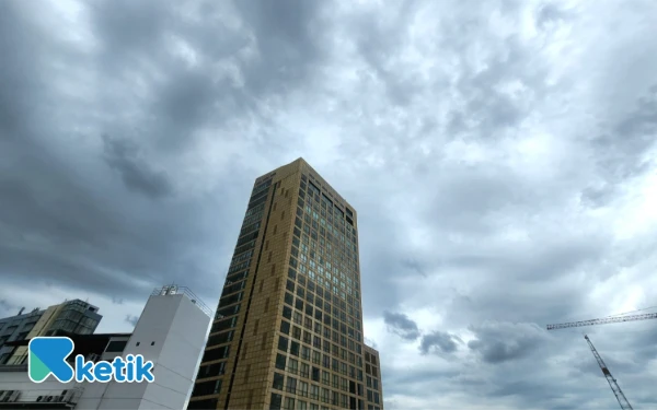 Thumbnail Berita - Prakiraan Cuaca Hari Ini 28 Desember 2025: Surabaya Hujan Ringan, Lamongan Hujan Petir