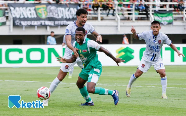 Thumbnail Berita - Lumat Persijap 4-0, Uston Nawawi Minta Pemain Persebaya Tetap Rendah Hati