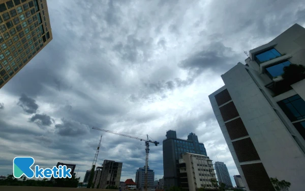 Thumbnail Berita - Prakiraan Cuaca Kota Surabaya 29 Desember 2025 Hujan Ringan, Tulungagung Berawan