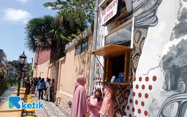 Thumbnail Berita - Daya Tarik Kuliner Kampung Heritage Kayutangan Kota Malang, Ice Cream Lepen Tawarkan Sensasi Makan di Tepi Sungai