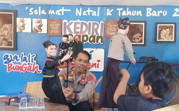 Thumbnail Berita - Pos Pelayanan Nataru Polsek Kediri Kota Angkat Nuansa Jadul, Wayang Golek Jadi Media Edukasi Anak