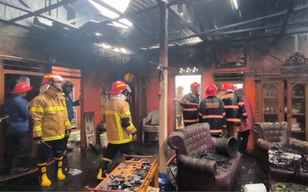 Thumbnail Berita - Kebakaran di Permukiman Padat Palembang, Rumah Lansia Hangus Dilalap Api