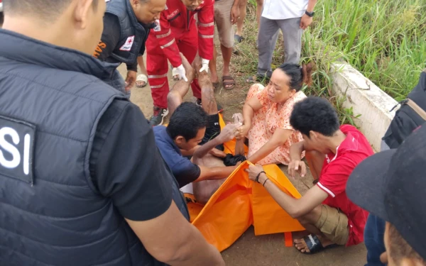 Thumbnail Berita - Motor Terparkir Sejak Pagi, Pemuda 23 Tahun Ditemukan Tewas di Sungai Gandus Palembang