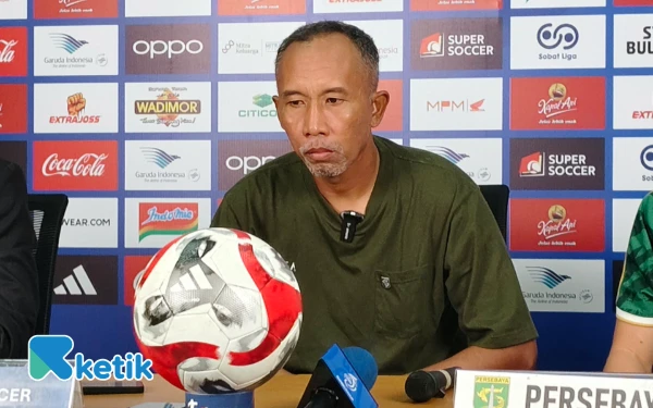 Thumbnail Berita - Sosok Uston Nawawi, Legenda Persebaya yang Jadi 'Jembatan' Pelatih dengan Pemain