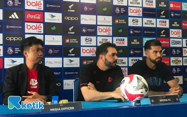 Thumbnail Berita - Jelang Laga Kontra Persita Tangerang, Julian Guevara Minta Lini Pertahanan Arema Berbenah