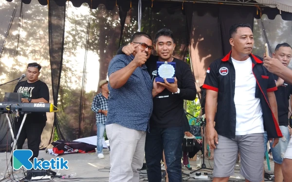 Thumbnail Berita - Kades Plosokandang Apresiasi Temu Kangen Komunitas Honda Jazz GE8 Tulungagung