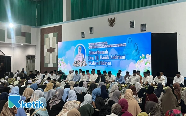 Thumbnail Berita - Khidmat, Ribuan Warga Hadiri Tahlil 40 Hari Hanik Andriani Wahyu Hidayat