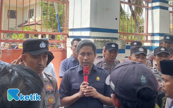 Thumbnail Berita - Ketua Komisi IV DPRD Sampang Tegaskan Faskes Wajib Berikan Pelayanan Profesional