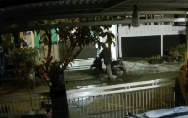 Thumbnail Berita - Beraksi Saat Azan Subuh, Maling Gasak Motor Ketua Lingkungan di Borang Palembang Meski Dikunci Ganda