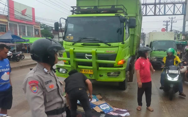 Thumbnail Berita - Diduga Hilang Konsentrasi, Pemotor di KM 12 Palembang Tewas Usai Tabrak Truk dari Lawan Arah