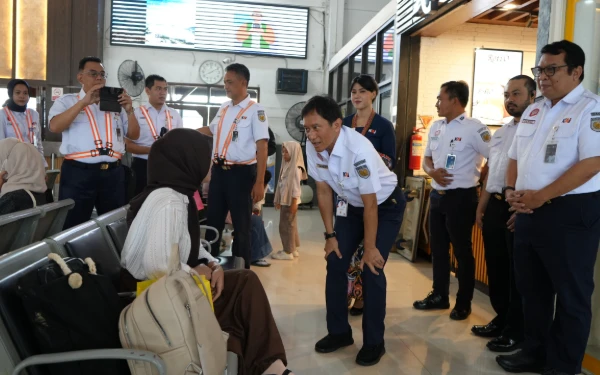Thumbnail Berita - Pastikan Layanan Optimal Selama Nataru, Dirut KAI Tinjau Stasiun di Surabaya
