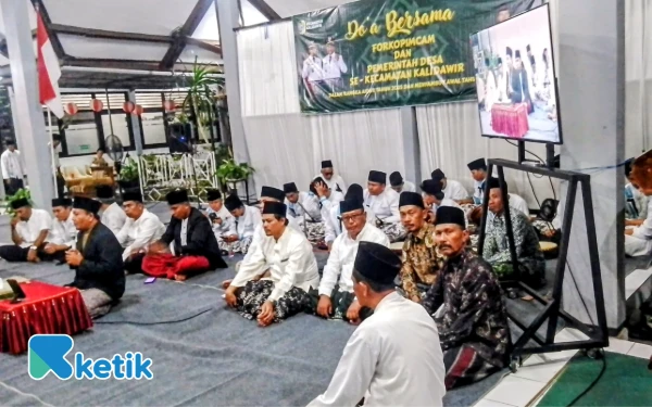 Thumbnail Berita - Jelang Tahun Baru 2026, Forkopimcam Kalidawir Gelar Doa Bersama dan Istighosah