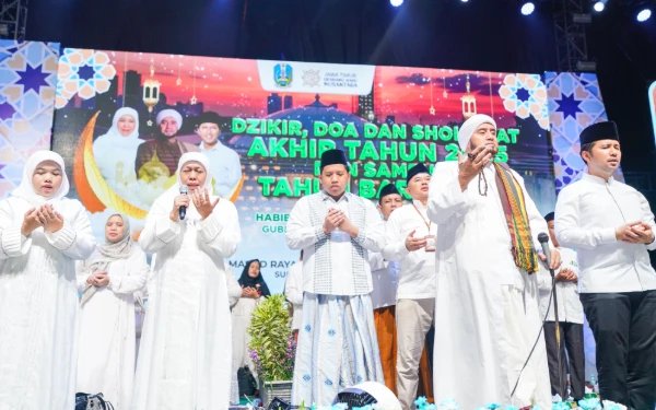 Thumbnail Berita - Dzikir dan Shalawat Akhir Tahun 2025, Khofifah Ajak Doakan Jatim dan Indonesia