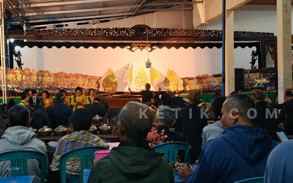 Thumbnail Berita - Sambut Tahun Baru, Kades Sumublor Pekalongan Gelar Tasyakuran dan Wayang Kulit