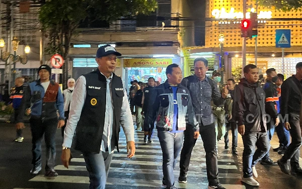 Thumbnail Berita - [FOTO] Wali Kota Malang Habiskan Malam Tahun Baru 2026 di Kayutangan Heritage Bersama Warga