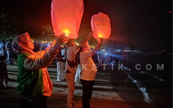 Thumbnail Pergantian Tahun Baru, Langit Wisata Bahari Pasir Putih Situbondo Dipenuhi Cahaya Lampion dan Doa Bersama Untuk Nusantara
