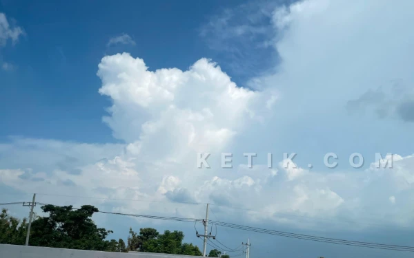 Thumbnail Berita - BMKG: Cuaca Kota Bandung 1 Januafi 2026 Diprakirakan Hujan, Kota Lain Mayoritas Cerah Berawan