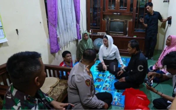 Thumbnail Berita - Bupati Brebes Rayakan Tahun Baru dengan Door to Door Beri Bantuan Warga Kurang Mampu