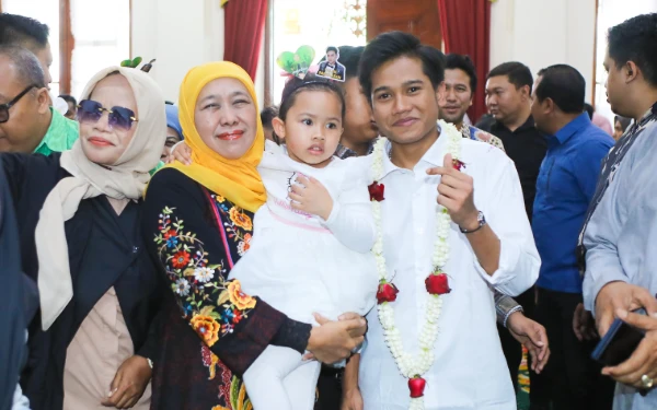 Thumbnail Berita - Gubernur Khofifah dan Masyarakat Sambut Valen Sang Juara D'Academy7