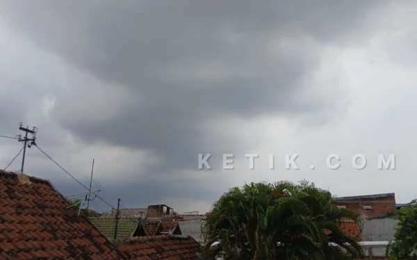 Thumbnail Berita - Kota Surabaya dan Batu Diprakirakan Hujan 2 Januari 2025, Cek Info Cuaca Jawa Timur