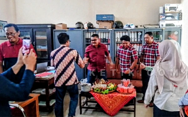 Thumbnail Berita - Kepala Desa Plosokandang Dapat Kejutan Dari Perangkat dan Staf di Awal Tahun 2026