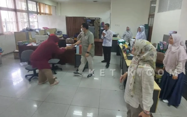 Thumbnail Berita - Pj Sekda Lebak Tinjau Ruangan Setda, Pastikan Kedisiplinan ASN di Awal Tahun 2026