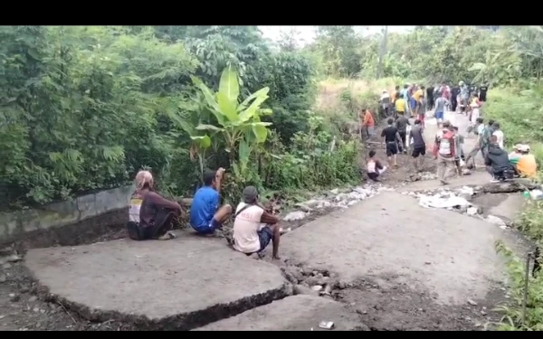 Thumbnail Berita - Hujan Deras Landa Bantarkawung Brebes Akibatkan Banjir, Longsor dan Jalan Antar Desa Amblas