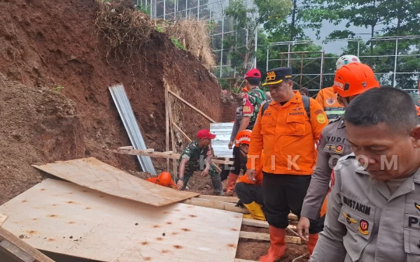 Thumbnail Berita - Jasad 4 Korban Tertimbun Longsor Jatinangor Belum Ditemukan