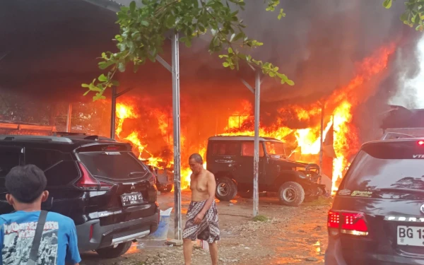 Thumbnail Berita - Percikan Blower Picu Kebakaran Bengkel di Sako Palembang, Tiga Mobil Mewah Hangus