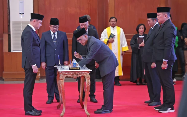Thumbnail Berita - Eri Cahyadi Lantik 69 Pejabat Pemkot Surabaya, Ini Daftarnya