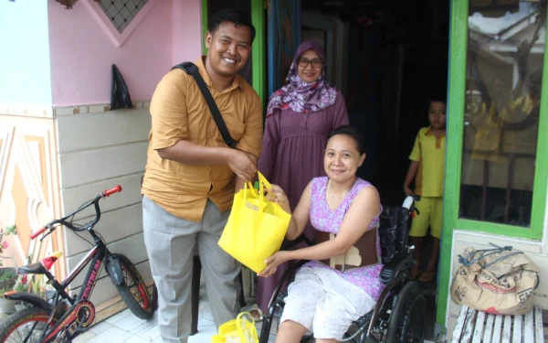 Thumbnail Berita - Peduli Kemanusiaan, DPD Partai Golkar Kabupaten Kediri Santuni Korban Kebakaran dan Tertimpa Tembok