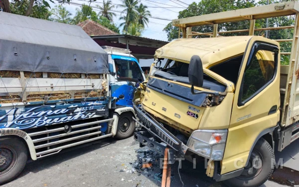 Thumbnail Berita - Truk Fuso dan Colt Diesel Tabrakan di Jalur Nasional Jember–Banyuwangi, Lalu Lintas Sempat Macet