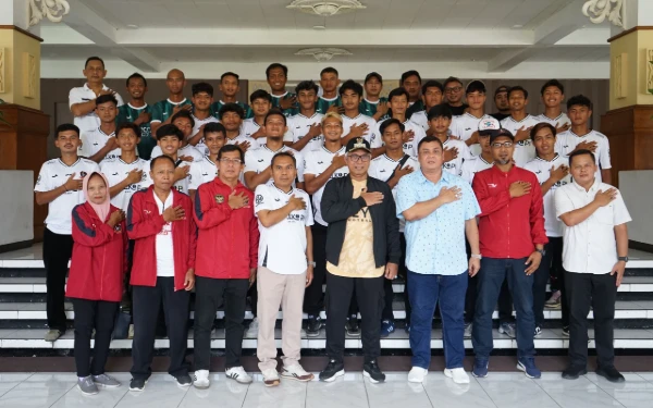 Thumbnail Berita - Gus Qowim Lepas Tim Inter Kediri Bertanding di Babak 32 Besar Liga 4 Piala Gubernur Jatim