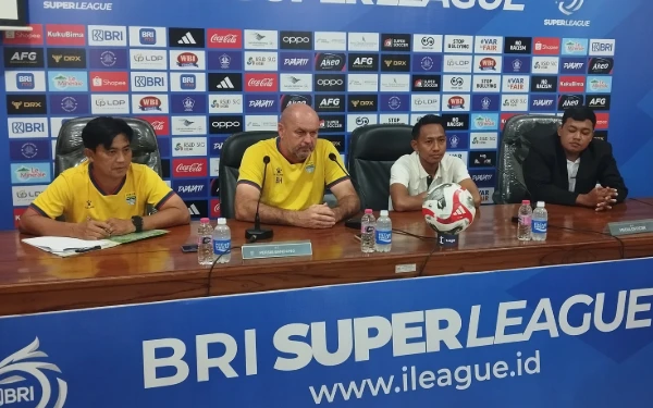 Thumbnail Berita - Duel Persik Kediri Vs Persib Bandung, Bojan Hodak Waspadai Rekor Kandang Macan Putih