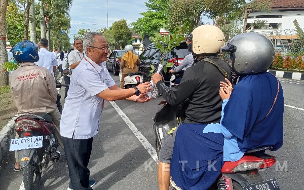 Thumbnail Berita - Perhutani KPH Blitar Bagi Ratusan Bibit Pohon Gratis di Awal Tahun 2026