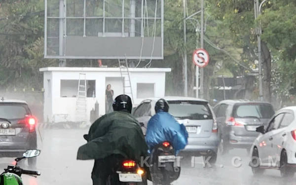 Thumbnail Berita - Kota Surabaya dan Trenggalek Diprakirakan Hujan Ringan Hari Ini! Cek Daerahmu Sekarang