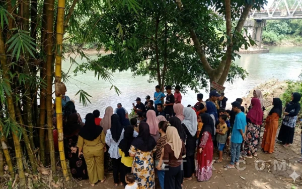 Thumbnail Berita - Tiga Hari Pencarian, Bocah 13 Tahun yang Hanyut di Batang Sikerbau Belum Ditemukan
