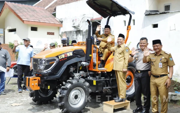 Thumbnail Perkuat Ketahanan Pangan, Pemkab Jombang Salurkan Bantuan Alsintan APBN ke Petani
