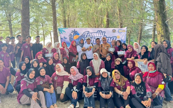 Thumbnail Berita - Perkuat Solidaritas, MBG Yayasan Al Fatih dan SPPG Gathering Family di Pantai Bali