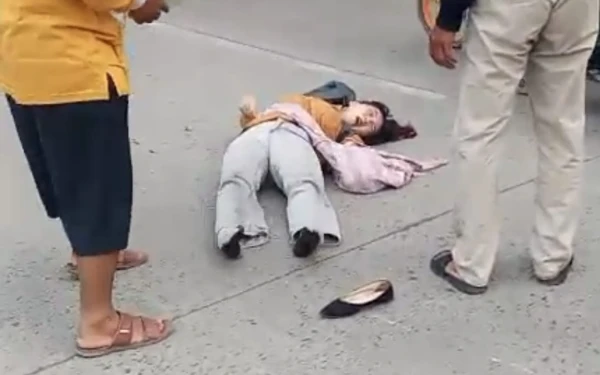 Thumbnail Berita - Kayu Balok di Tengah Jalan Sebabkan Kecelakaan Tunggal di Palembang, Mahasiswi Jadi Korban