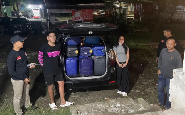 Thumbnail Berita - Polisi Amankan 300 Liter Arak Jowo dari Pemilik Cafe di Kota Madiun