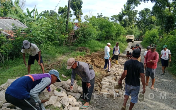 Thumbnail Berita - Aksi Nyata! Warga Kebandungan dan Pengarasan Brebes Kerja Bakti Perbaiki Jalan Rusak Secara Swadaya